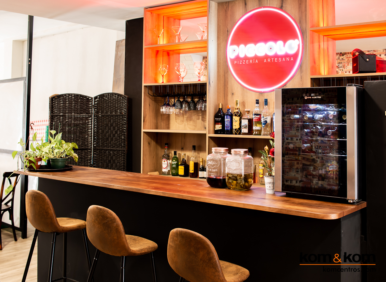 Barra y Botellero hecho a medida para Bar Pizzería en Yecla. Kom&Kom